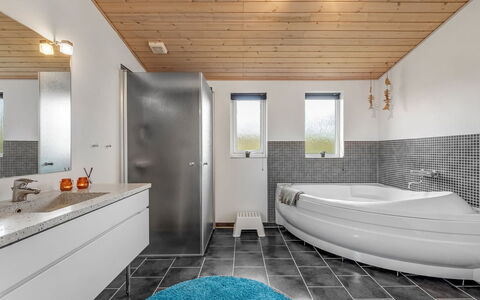 Anelise - 800M to the Fjord: Flooring, Interieur Ontwerp, Loodgieterswerkinrichting, Plafond, Verdieping, Wastafel, Loodgieter, Kraan, Badkamer, Huis