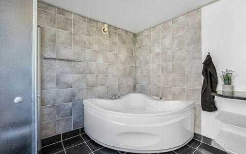 Paale - 208M from the Sea: Flooring, Verdieping, Interieur Ontwerp, Loodgieterswerkinrichting, Plafond, Tegel, Badkamer, Bad, Kamer