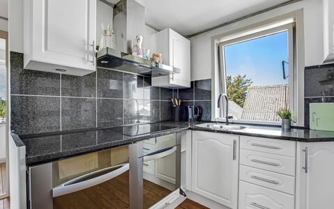 Paale - 208M from the Sea: Keuken, Toestel Van De Keuken, Countertop, Major Appliance, Cabinetry, Flooring, Huishoudapparatuur, Interieur Ontwerp, Kraan, Verlichting