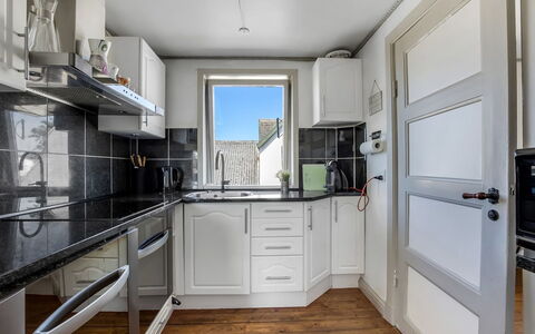 Paale - 208M from the Sea: Toestel Van De Keuken, Keuken, Countertop, Major Appliance, Cabinetry, Flooring, Huishoudapparatuur, Interieur Ontwerp, Verdieping, Meubilair