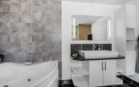 Paale - 208M from the Sea: Interieur Ontwerp, Loodgieterswerkinrichting, Flooring, Badkamer, Verdieping, Wastafel, Kraan, Plafond, Countertop, Loodgieter