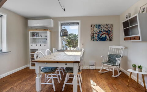 Paale - 208M from the Sea: Meubilair, Interieur Ontwerp, Flooring, Stoel, Verdieping, Muur, Tafel, Hout, Houten Vloer, Eetkamer