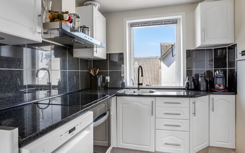 Paale - 208M from the Sea: Keuken, Toestel Van De Keuken, Countertop, Cabinetry, Major Appliance, Huishoudapparatuur, Interieur Ontwerp, Flooring, Wastafel, Gootsteen