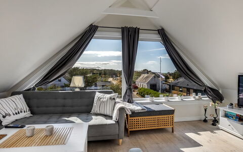 Paale - 208M from the Sea: Hout, Meubilair, Huis, Stoel, Schaduw, Bankstel, Hardwood, Woonkamer, Houten Vloer