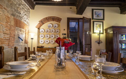 Country Historical House Lucca: Meubilair, Interieur Ontwerp, Tafel, Plafond, Hout, Flooring, Stoel, Eetkamer, Lichte Inrichting, Keuken En Eettafel