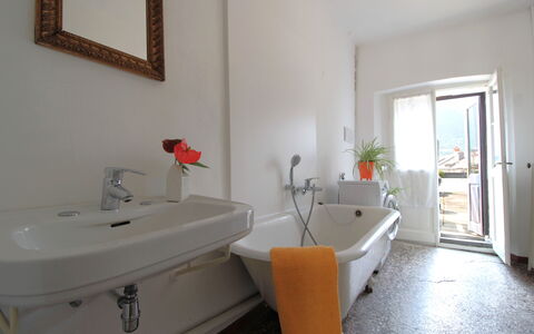 Casa Zaira: Loodgieterswerkinrichting, Wastafel In De Badkamer, Interieur Ontwerp, Loodgieter, Kraan, Verdieping, Wastafel, Badkamer, Kamerplant, Spiegel