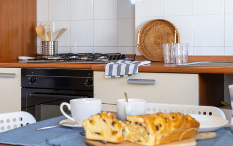 Sweet Conero: Toestel Van De Keuken, Keuken, Tableware, Countertop, Meubilair, Major Appliance, Interieur Ontwerp, Cabinetry, Huishoudapparatuur, Small Appliance