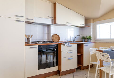 Sweet Conero: Toestel Van De Keuken, Keuken, Major Appliance, Hout, Flooring, Countertop, Cabinetry, Interieur Ontwerp, Verdieping, Meubilair