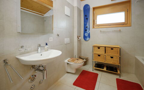Mon Abri B: Flooring, Loodgieterswerkinrichting, Interieur Ontwerp, Verdieping, Hout, Wastafel, Plafond, Badkamer, Kamer, Kraan