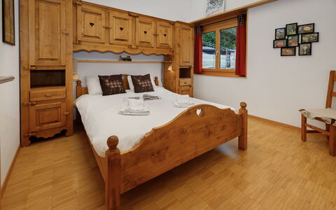 Mon Abri B: Meubilair, Bed, Slaapkamer, Hout, Interieur Ontwerp, Laken, Bedding, Flooring, Kamer, Verdieping