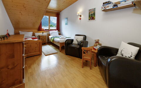 Mon Abri B: Meubilair, Interieur Ontwerp, Plafond, Kamer, Stoel, Cabinetry, Hardwood, Vernis, Beits, Houten Vloer