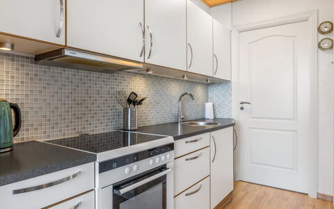 Kjera - 2.4Km from the Sea: Keuken, Countertop, Toestel Van De Keuken, Cabinetry, Major Appliance, Flooring, Hout, Interieur Ontwerp, Wastafel, Loodgieterswerkinrichting