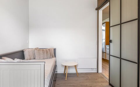Kjera - 2.4Km from the Sea: Flooring, Verdieping, Hout, Meubilair, Interieur Ontwerp, Houten Vloer, Slaapkamer, Bed, Verlichting, Plafond
