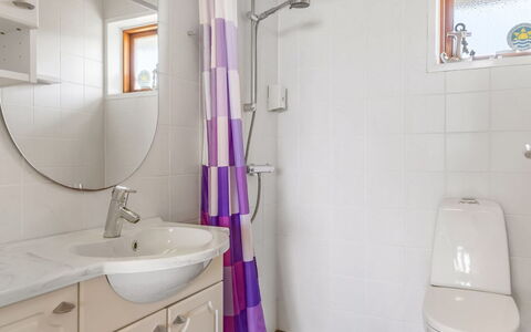 Kjera - 2.4Km from the Sea: Badkamer, Loodgieterswerkinrichting, Flooring, Interieur Ontwerp, Verdieping, Wastafel In De Badkamer, Wastafel, Toilet, Kraan, Wc Bril