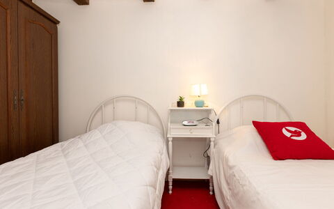 Les Jardins: Bed, Meubilair, Bedding, Slaapkamer, Laken, Muur, Interieur Ontwerp, Verdieping, Linens, Hout