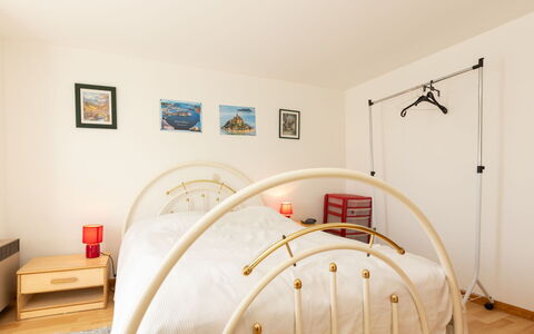 Les Jardins: Bed, Meubilair, Slaapkamer, Interieur Ontwerp, Muur, Hout, Verdieping, Flooring, Bedding, Laken
