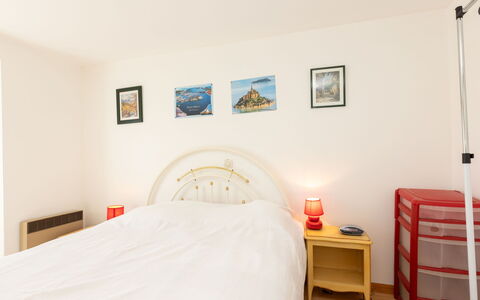 Les Jardins: Bed, Meubilair, Slaapkamer, Interieur Ontwerp, Muur, Laken, Bedding, Flooring, Verdieping, Hout