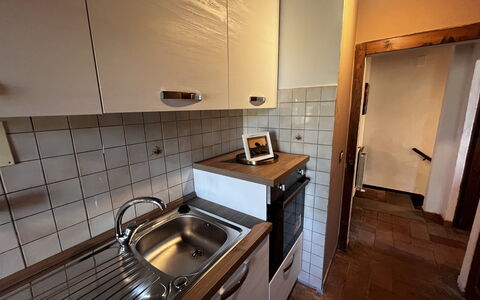 Appartamento Del Mercato: Keuken, Countertop, Flooring, Toestel Van De Keuken, Gootsteen, Hout, Major Appliance, Verdieping, Cabinetry, Loodgieterswerkinrichting