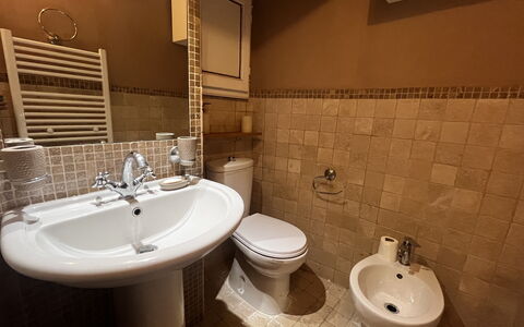 Appartamento Del Mercato: Badkamer, Wc Bril, Loodgieterswerkinrichting, Wastafel In De Badkamer, Flooring, Toilet, Wastafel, Verdieping, Kraan, Loodgieter