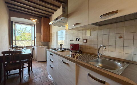Appartamento Del Mercato: Countertop, Flooring, Keuken, Loodgieterswerkinrichting, Gootsteen, Kamer, Appartement, Kraan, Plafond, Cabinetry