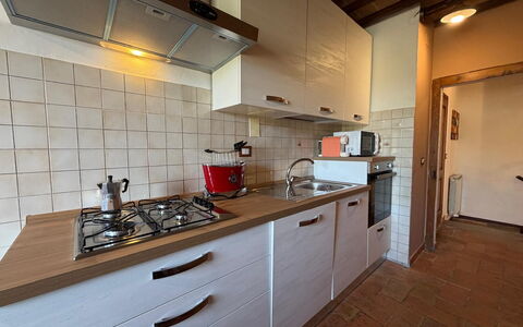Appartamento Del Mercato: Keuken, Countertop, Toestel Van De Keuken, Gootsteen, Flooring, Major Appliance, Hout, Cabinetry, Interieur Ontwerp, Fornuis