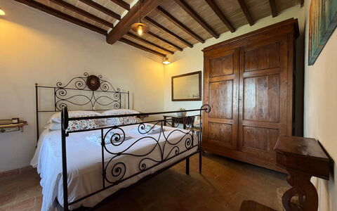Appartamento Del Mercato: Muur, Flooring, Meubilair, Hout, Interieur Ontwerp, Verdieping, Plafond, Slaapkamer, Bed, Kamer