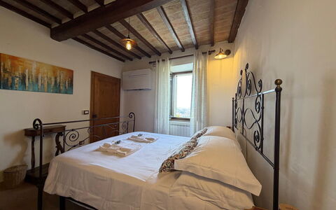 Appartamento Del Mercato: Muur, Meubilair, Interieur Ontwerp, Verdieping, Hout, Plafond, Slaapkamer, Bed, Flooring, Kamer