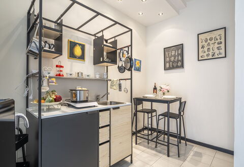 Casa Gioia In Lucca: Meubilair, Interieur Ontwerp, Verlichting, Flooring, Huis, Kamer, Tafel, Verdieping, Keuken, Stoel