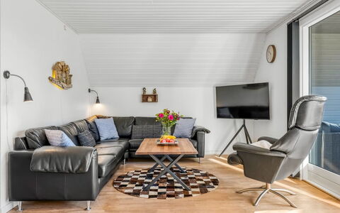 Hannele - 10Km from the Sea: Meubilair, Bankstel, Interieur Ontwerp, Flooring, Hout, Woonkamer, Plafond, Verdieping, Huis, Verlichting