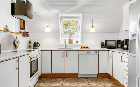 Hannele - 10Km from the Sea: Flooring, Keuken, Interieur Ontwerp, Hout, Major Appliance, Plafond, Toestel Van De Keuken, Countertop, Verdieping, Verlichting