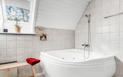 Hannele - 10Km from the Sea: Flooring, Verdieping, Interieur Ontwerp, Loodgieterswerkinrichting, Bad, Loodgieter, Plafond, Kamer, Badkamer, Kraan