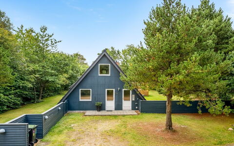 Hannele - 10Km from the Sea: Hout, Verblijf, Gazon, Siding, Helling, Landgoed, Tuin, Landscaping, Werf, Schaduw