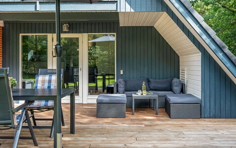 Hannele - 10Km from the Sea: Hout, Meubilair, Stoel, Buitenmeubels, Veranda, Dek, Hardwood, Plank, Schaduw, Verblijf