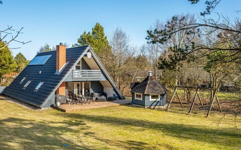 Hannele - 10Km from the Sea: Woongebied, Struik, Huis, Huis, Tuin, Landgoed, Schaduw, Landscaping, Gazon