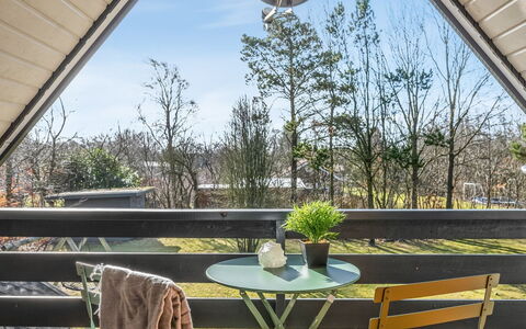 Hannele - 10Km from the Sea: Woongebied, Struik, Huis, Huis, Tuin, Landgoed, Schaduw, Landscaping, Gazon
