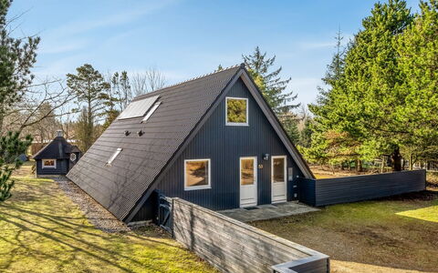 Hannele - 10Km from the Sea: Woongebied, Struik, Huis, Huis, Tuin, Landgoed, Schaduw, Landscaping, Gazon