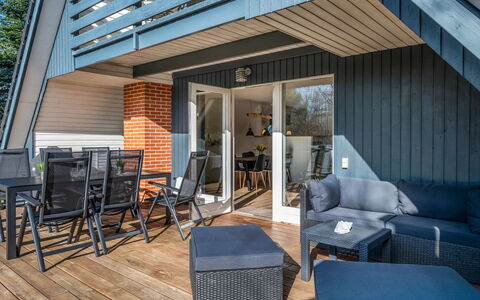 Hannele - 10Km from the Sea: Woongebied, Struik, Huis, Huis, Tuin, Landgoed, Schaduw, Landscaping, Gazon