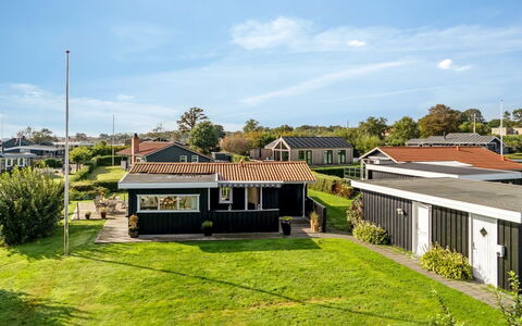 Thit - 90M from the Sea: Verblijf, Backyard, Werf, Garden Gebouwen, Schuur, Siding, Buitenmeubels, Blokhut, Outdoor Structuur, Keet