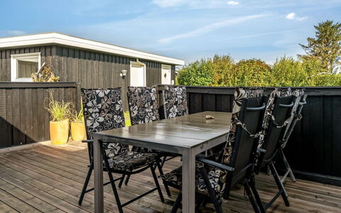 Thit - 90M from the Sea: Verblijf, Backyard, Werf, Garden Gebouwen, Schuur, Siding, Buitenmeubels, Blokhut, Outdoor Structuur, Keet