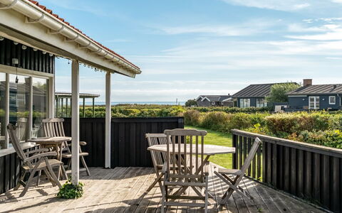 Thit - 90M from the Sea: Verblijf, Backyard, Werf, Garden Gebouwen, Schuur, Siding, Buitenmeubels, Blokhut, Outdoor Structuur, Keet