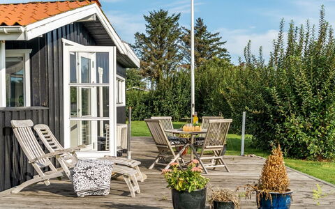 Thit - 90M from the Sea: Verblijf, Backyard, Werf, Garden Gebouwen, Schuur, Siding, Buitenmeubels, Blokhut, Outdoor Structuur, Keet