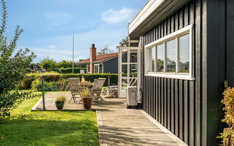 Thit - 90M from the Sea: Verblijf, Backyard, Werf, Garden Gebouwen, Schuur, Siding, Buitenmeubels, Blokhut, Outdoor Structuur, Keet