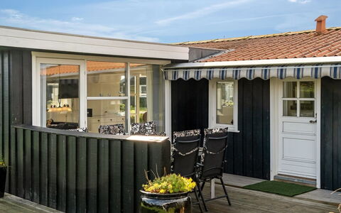 Thit - 90M from the Sea: Verblijf, Backyard, Werf, Garden Gebouwen, Schuur, Siding, Buitenmeubels, Blokhut, Outdoor Structuur, Keet