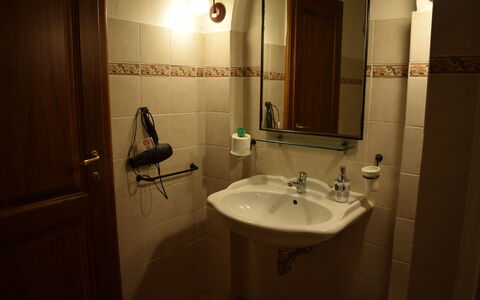 Oasi Della Pergola: Wastafel In De Badkamer, Loodgieterswerkinrichting, Wastafel, Badkamer, Kraan, Interieur Ontwerp, Flooring, Loodgieter, Verdieping, Spiegel