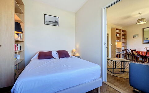 Les Ajoncs: Interieur Ontwerp, Bed, Kamer, Meubilair, Slaapkamer, Flooring, Verdieping, Plafond, Laken, Appartement