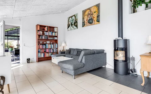 Jonce - 800M from the Sea: Meubilair, Flooring, Interieur Ontwerp, Verdieping, Woonkamer, Plafond, Bankstel, Stoel, Kamer, Verlichting