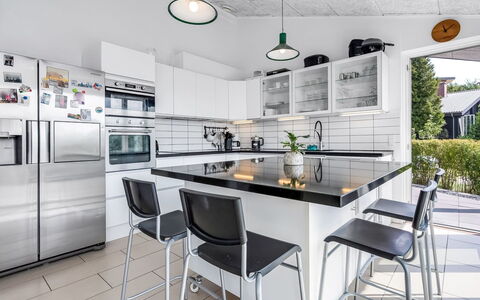 Jonce - 800M from the Sea: Keuken, Toestel Van De Keuken, Meubilair, Countertop, Interieur Ontwerp, Flooring, Major Appliance, Cabinetry, Plafond, Verdieping