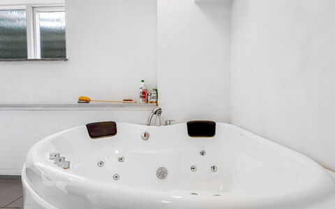 Jonce - 800M from the Sea: Bad, Loodgieterswerkinrichting, Interieur Ontwerp, Flooring, Badkamer, Verdieping, Loodgieter, Kamer, Plafond