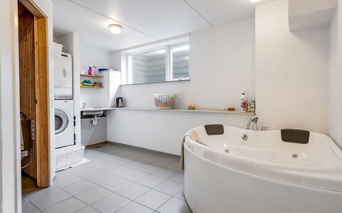 Jonce - 800M from the Sea: Flooring, Loodgieterswerkinrichting, Interieur Ontwerp, Verdieping, Bad, Plafond, Badkamer, Kraan, Loodgieter, Kamer