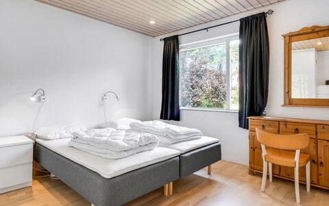 Jonce - 800M from the Sea: Interieur Ontwerp, Plafond, Bed, Slaapkamer, Verdieping, Bed Frame, Bedding, Laken, Linens, Hardwood